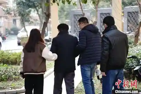 “天才翻譯家”成名之后：喧囂內(nèi)外 看見(jiàn)角落