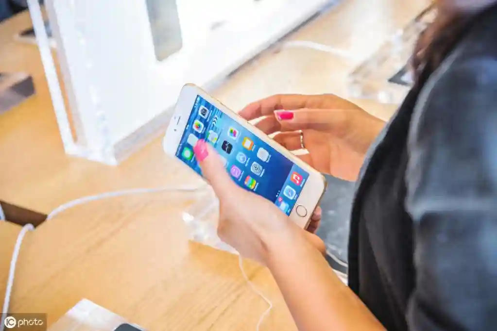 才發(fā)現(xiàn)！iPhone也自帶手機(jī)翻譯功能，長(zhǎng)按2秒，多國(guó)語(yǔ)言都能翻譯